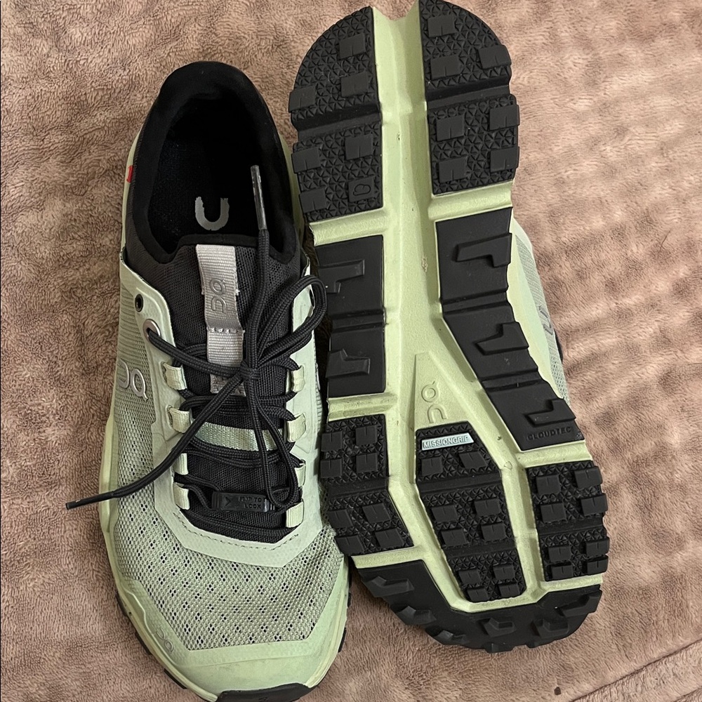 On Cloud Women's Athletic Shoes - Black and Green